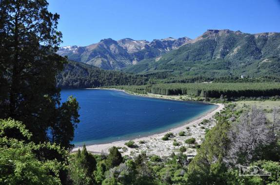 O belo cenário do lago Meliquina, no parque Lanin, região de San Martín de Los Andes, na Argentina